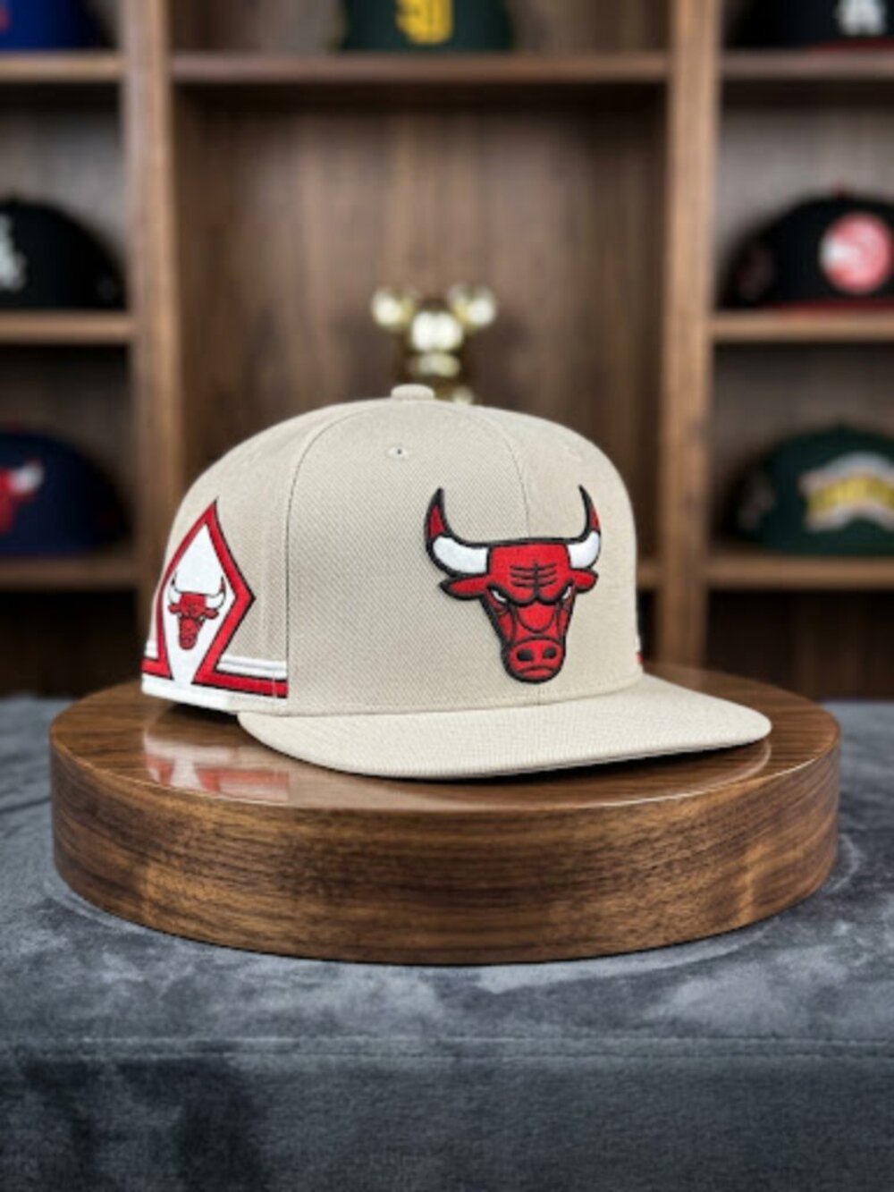 Mitchell & Ness Hat Chicago Bulls Snapback Hat in a Gray.